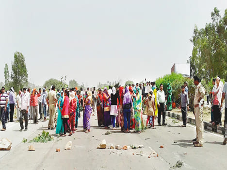 Fire in Sikandra country, crop burns
