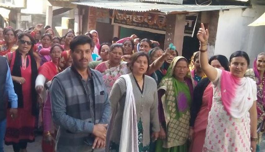 Women fluttering with the sparkling wine shop opening
