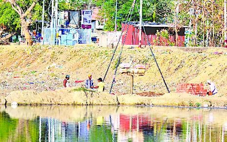 Who is boring on the Dalapir pond?