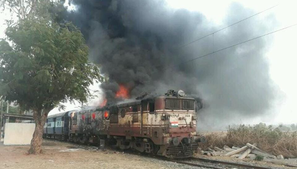  Gomo-Barwadih Passenger train engine catches fire in jhaarkhand latehar