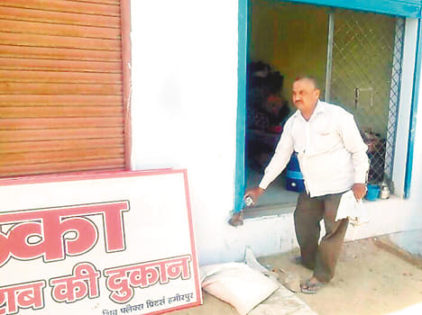 The liquor shop was targeted by thieves