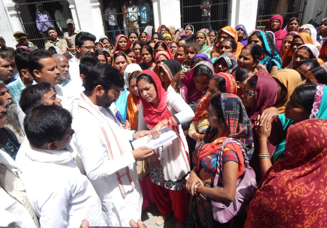 asha workers do protest at dn office for his payment