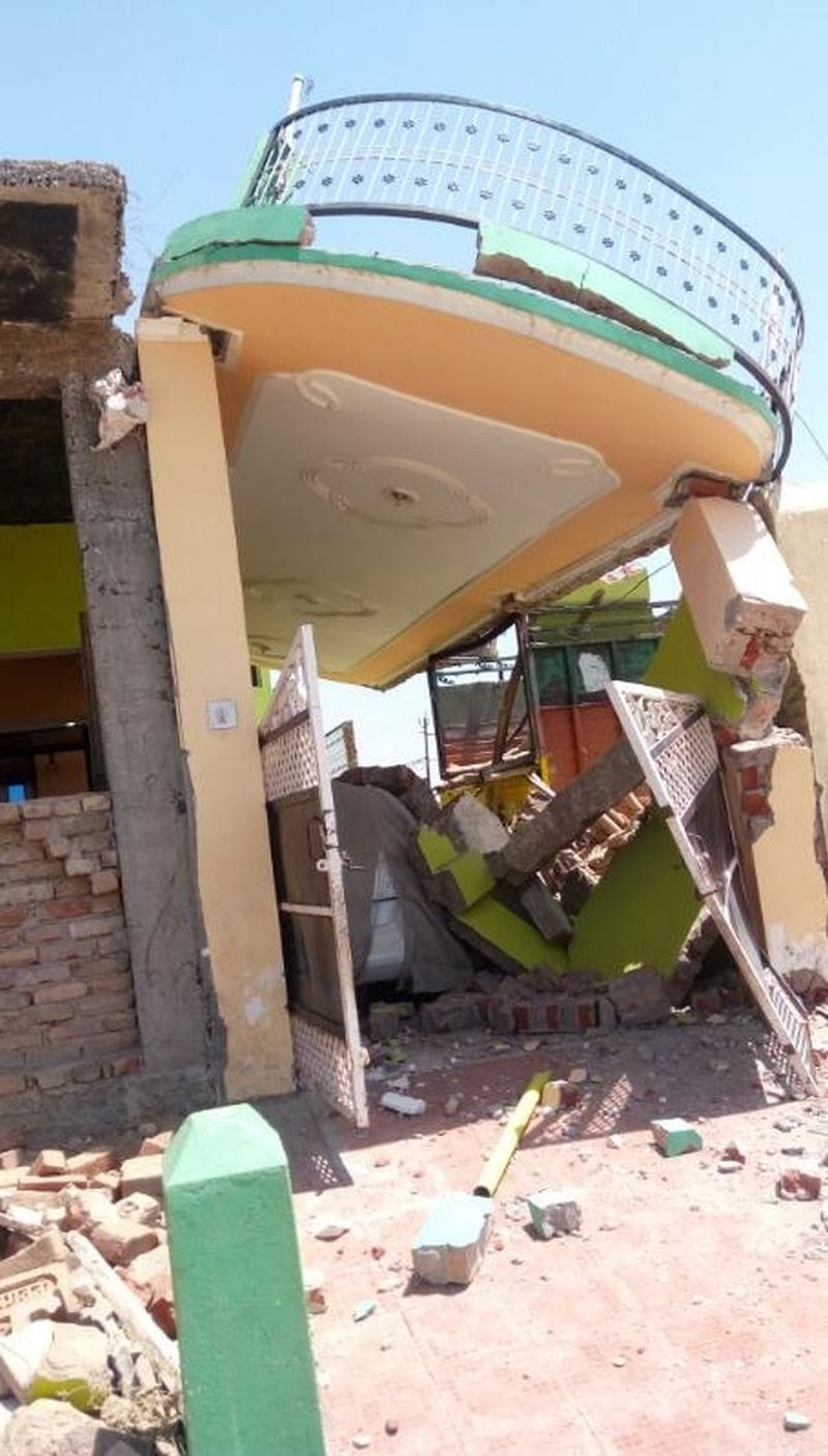 truck crash a building