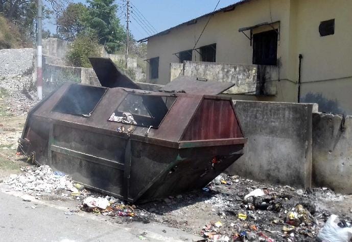 Garbage burnt in dustbins