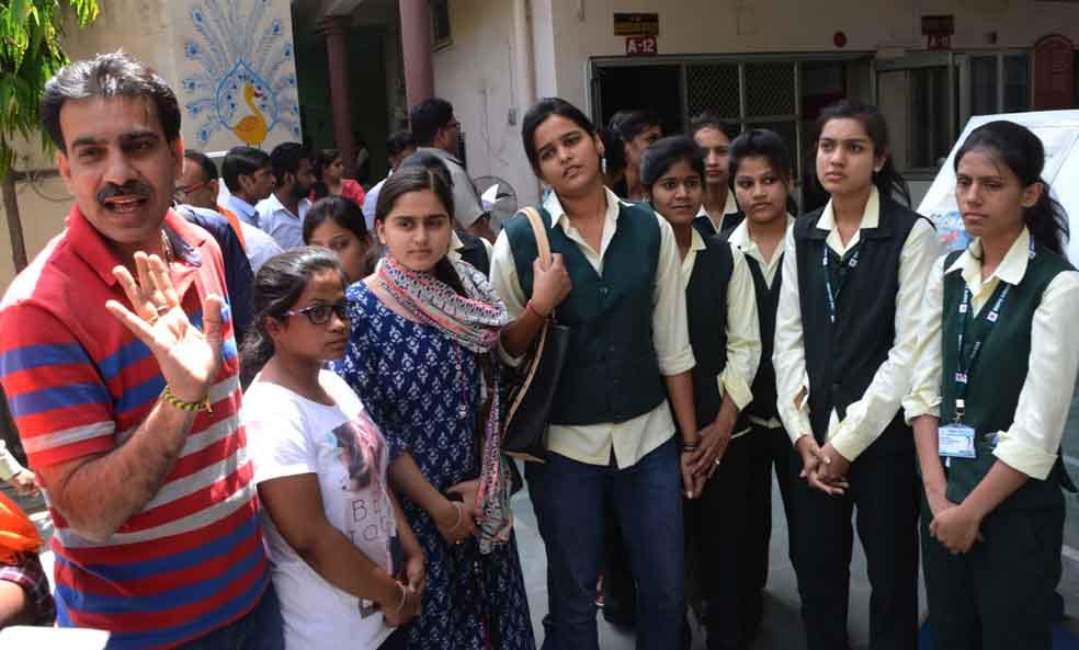 dhirendra womens college girls make protest for bd managment
