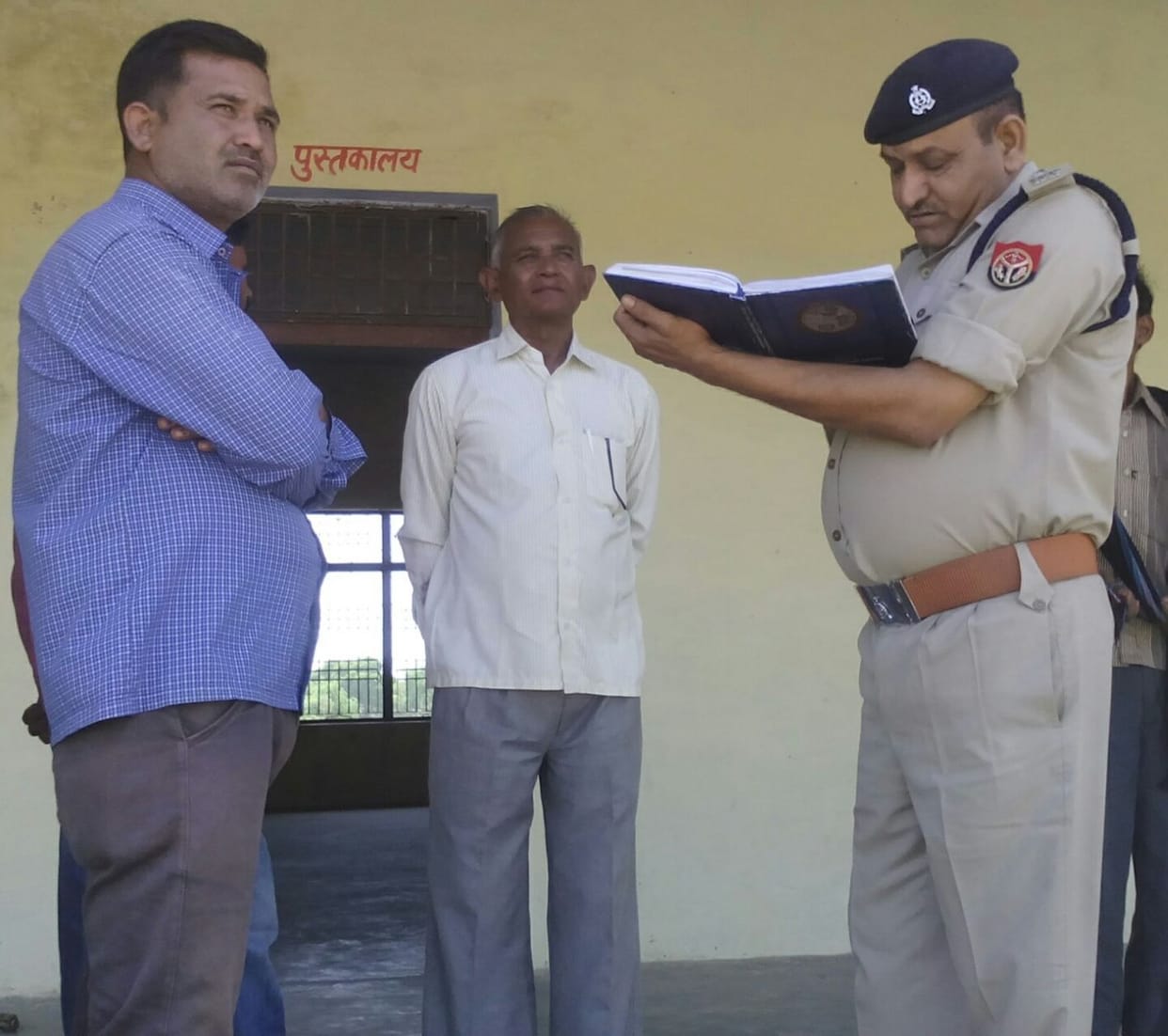 munnaabhaee na baithaane par kaalej prabandhak ke bhaee ko maaree golee