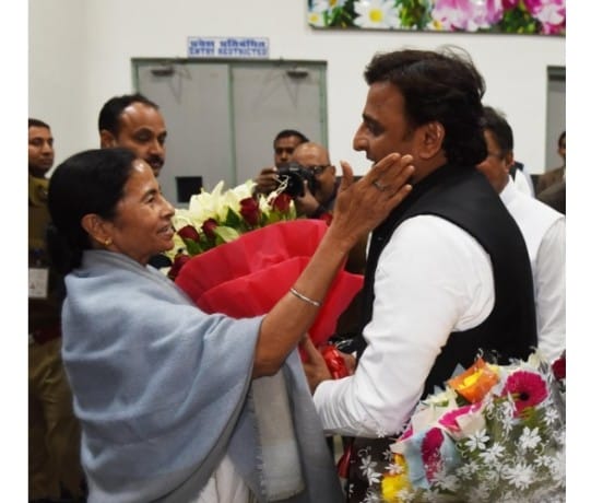 akhilesh yadav meets mamata banerjee.