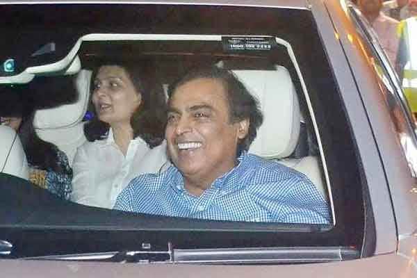 Pics: Salman and Jhanvi becomes central of attraction at ambanis party