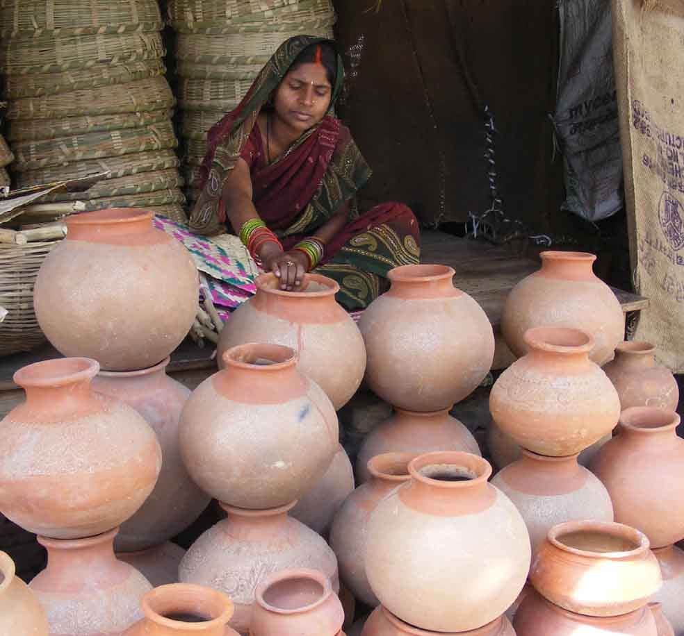 Vastu Tips Must keep an earthen pot or surahi in the house it may always fulfill you with wealth