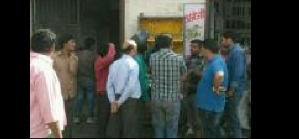 women protest in liquor shops in noida