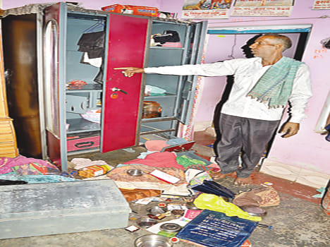 The family was taken hostage by the six lakh goods looted