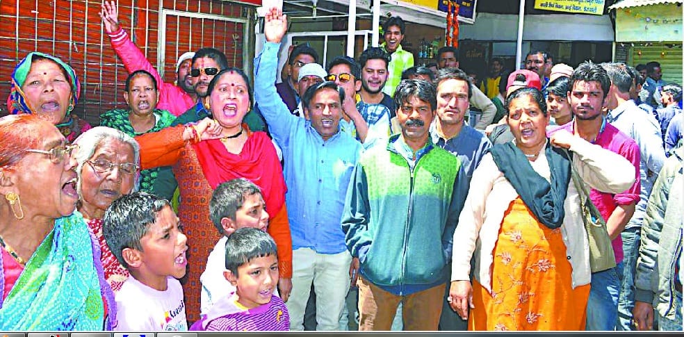 Exhibition when the liquor shop opens in the stop