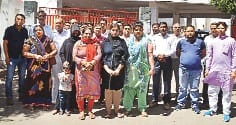 IAS ke pita ke khilaf hungama