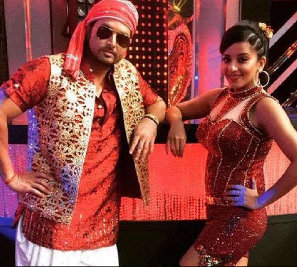 nach baliye 8 monalisa and vikrant kiss passionately in front of everyone
