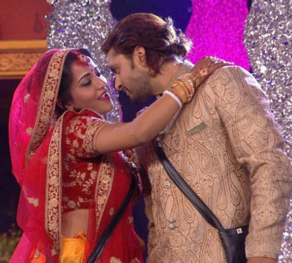 nach baliye 8 monalisa and vikrant kiss passionately in front of everyone