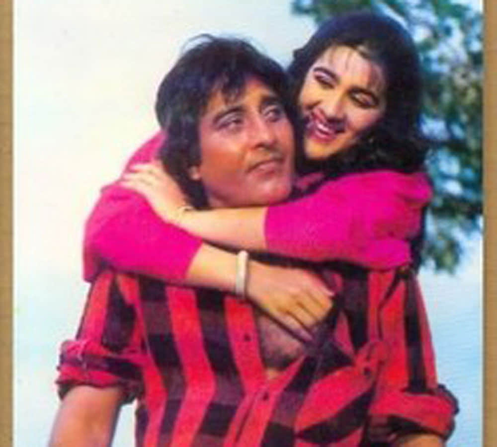 dimple kapadia and vinod khanna intimate scene in the film prem dharam
