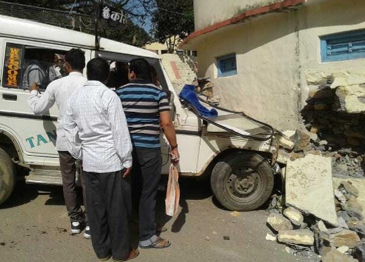 Broken wall from vehicle in Bageshwar
