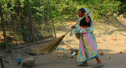 aam aadmi party focues on Cleaners in menifesto for MCD election