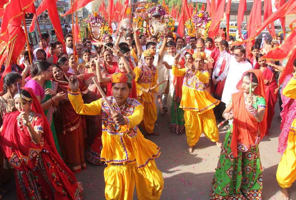 kashi become saffron on the occasion of hanuman jayanti