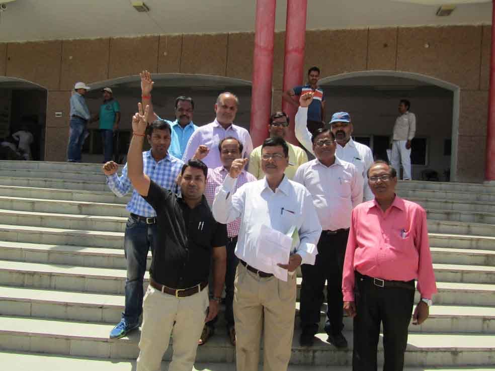 transporter makes protest for illegal charge on national highway