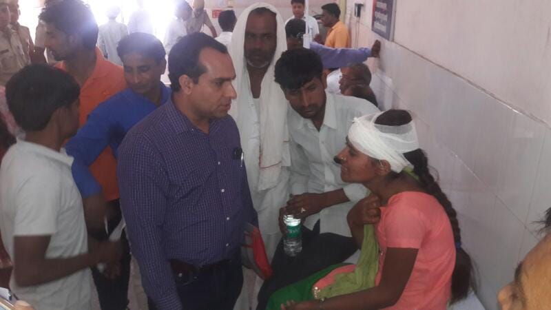 Truck collides with overloaded tampoo, 12 students injured in shahpura