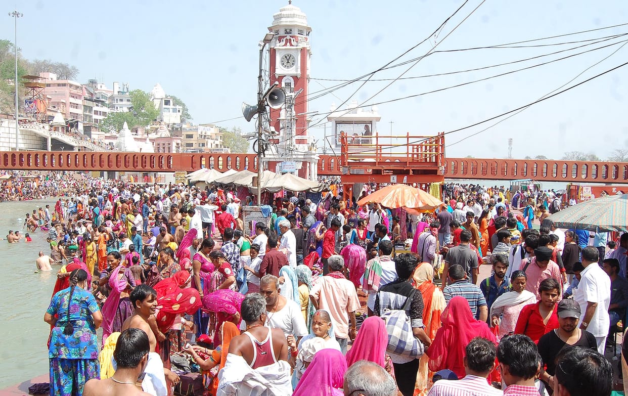 Thousands devotees plunge into Ganga