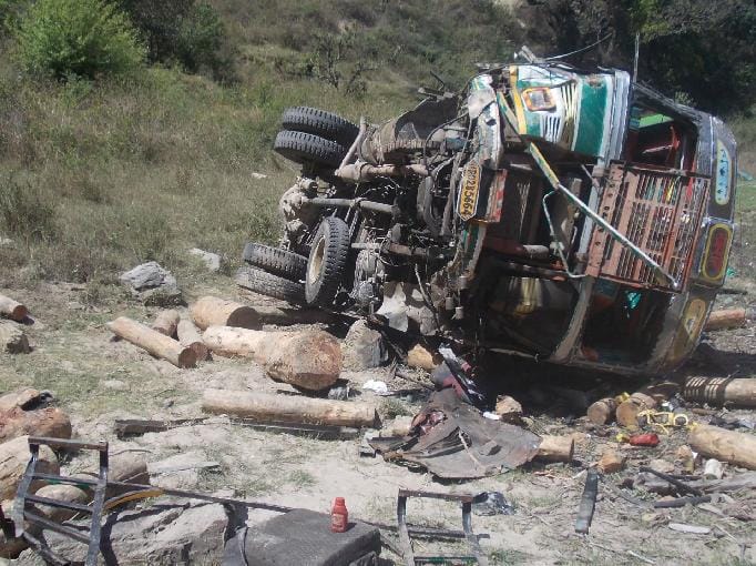 Truck reflex, four wounded