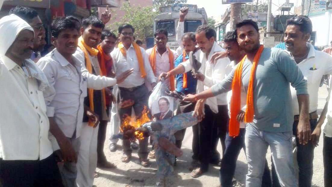 VHP and Bajrang Dal blast Pakistan's effigy