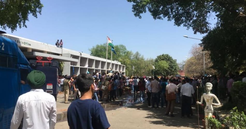 voilence by students in punjab university, many police officers injured in clash and stone pelting