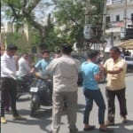 सड़क पर खड़ी महिलाओं पर किए कमेंट