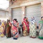-बियर के ठेके के बाहर हंगामा करतीं महिलाएं। 