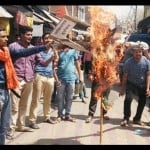 पाक प्रधानमंत्री का पुतला जलाते भाजपाई 