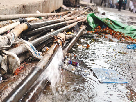 Thousands of liters of water flowing in drains in negligence
