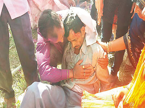 Tractor trolley turns over, injured 18 pilgrims