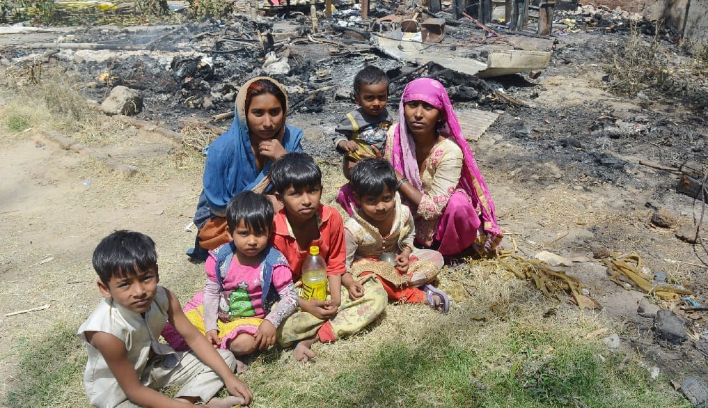 The family had slept in the cottage, dabangs set fire, photos will be stunned to see