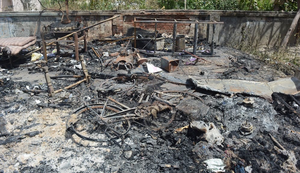 The family had slept in the cottage, dabangs set fire, photos will be stunned to see
