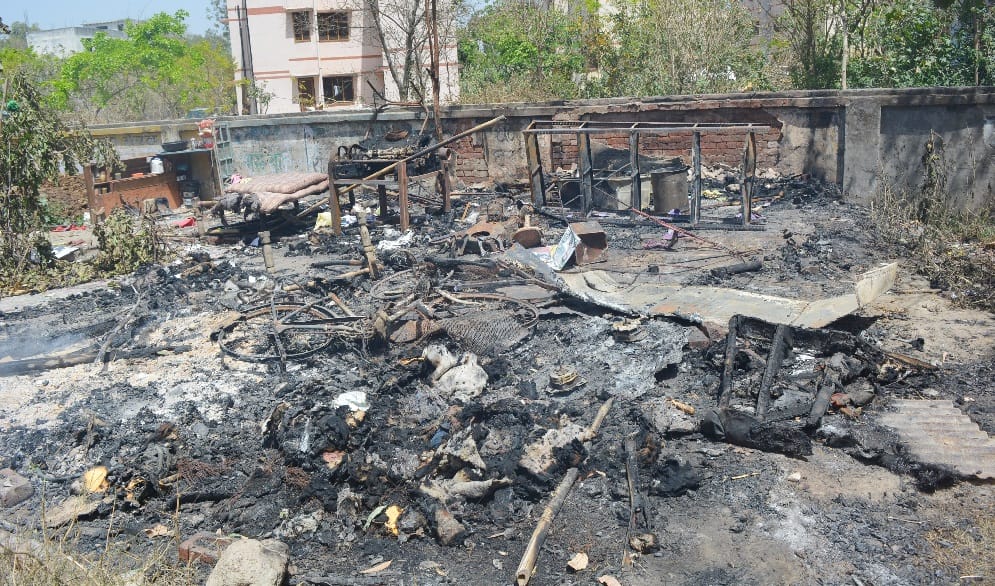 The family had slept in the cottage, dabangs set fire, photos will be stunned to see