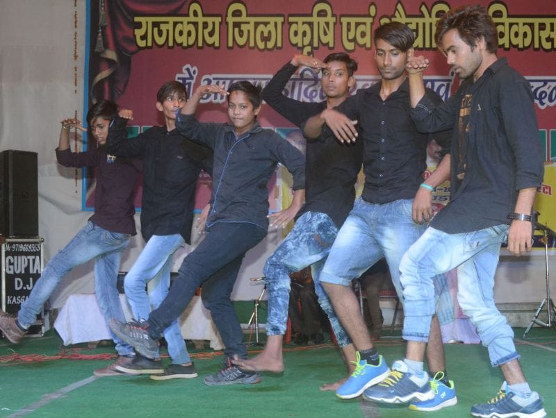 daans mein aravaaj, yashasvinee, gaayan mein paradhaam avval