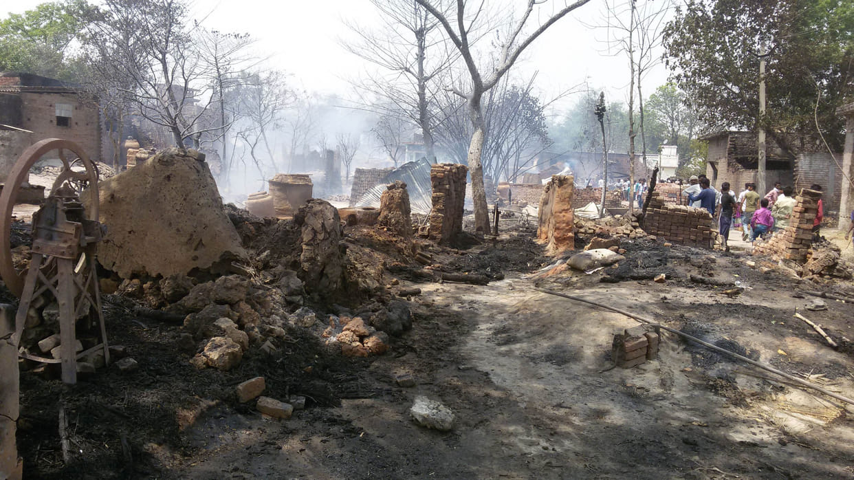 Fire burns 120 houses and goods, injures man