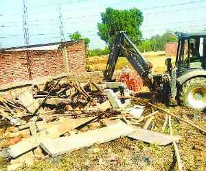Scavengers, demolition building on illegal occupants