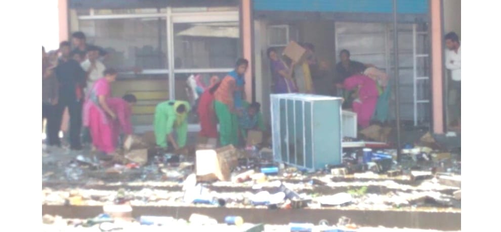 Women protests against liquor vend whole night