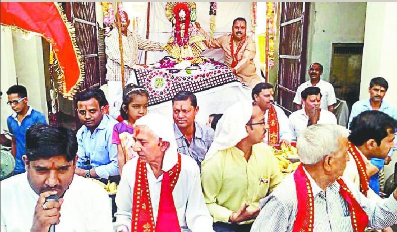 devotees dance on the bhajan of Bajrang Bali