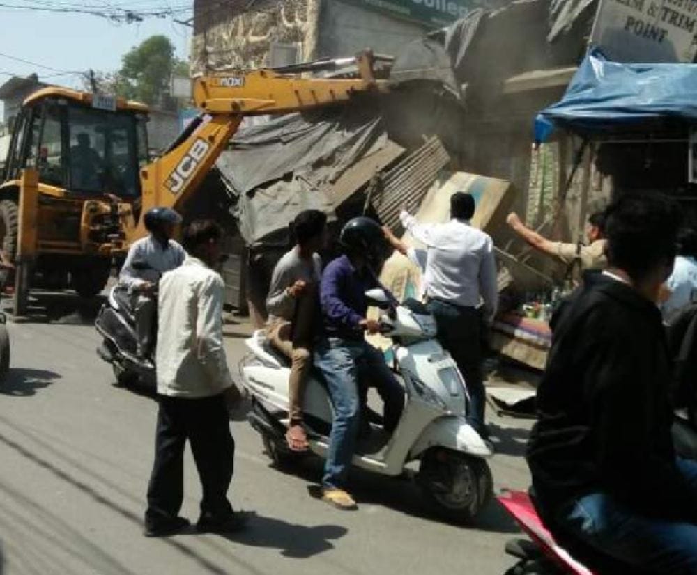 police removed encroachments in prem nagar