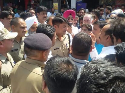 police removed encroachments in prem nagar