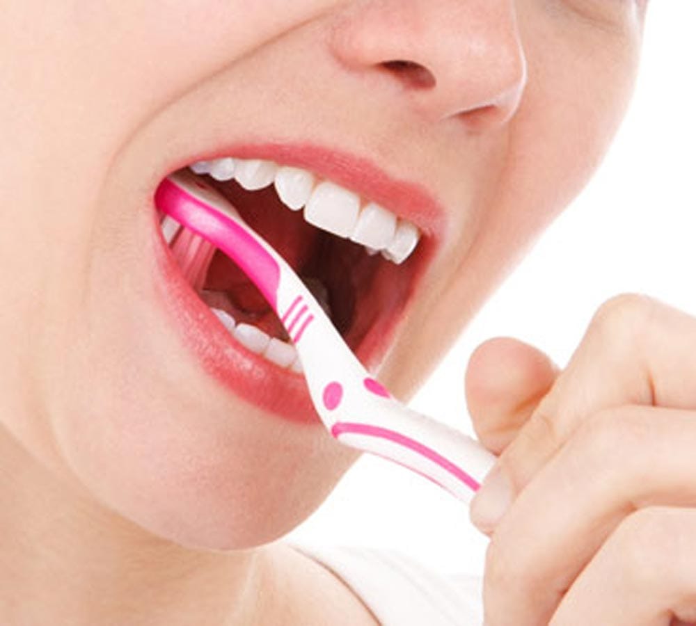 how to stop bleeding gums at home