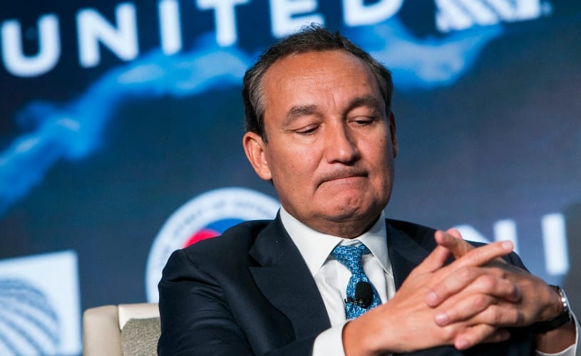 United Airlines apologises for dragging passenger off flight