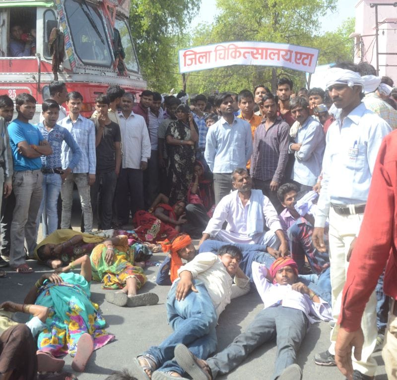 बिजली चेकिंग टीम ने महिला से की अभद्रता, ग्रामीणों ने मार्ग किया  जाम
