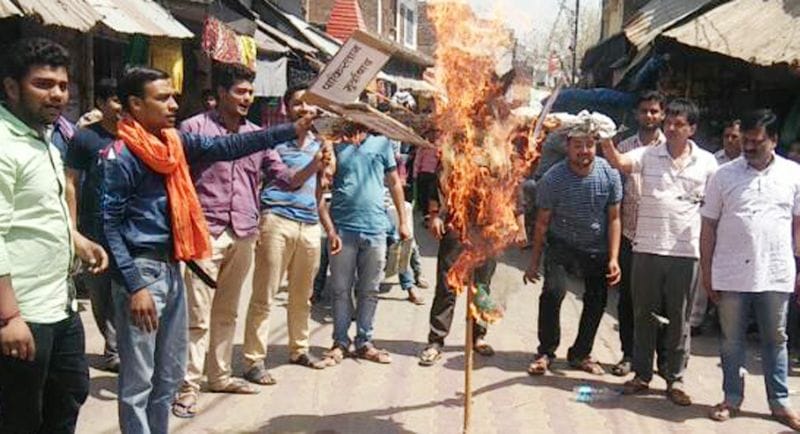 jaadhav mudde par paak pradhaanamantree ka phoonka putala