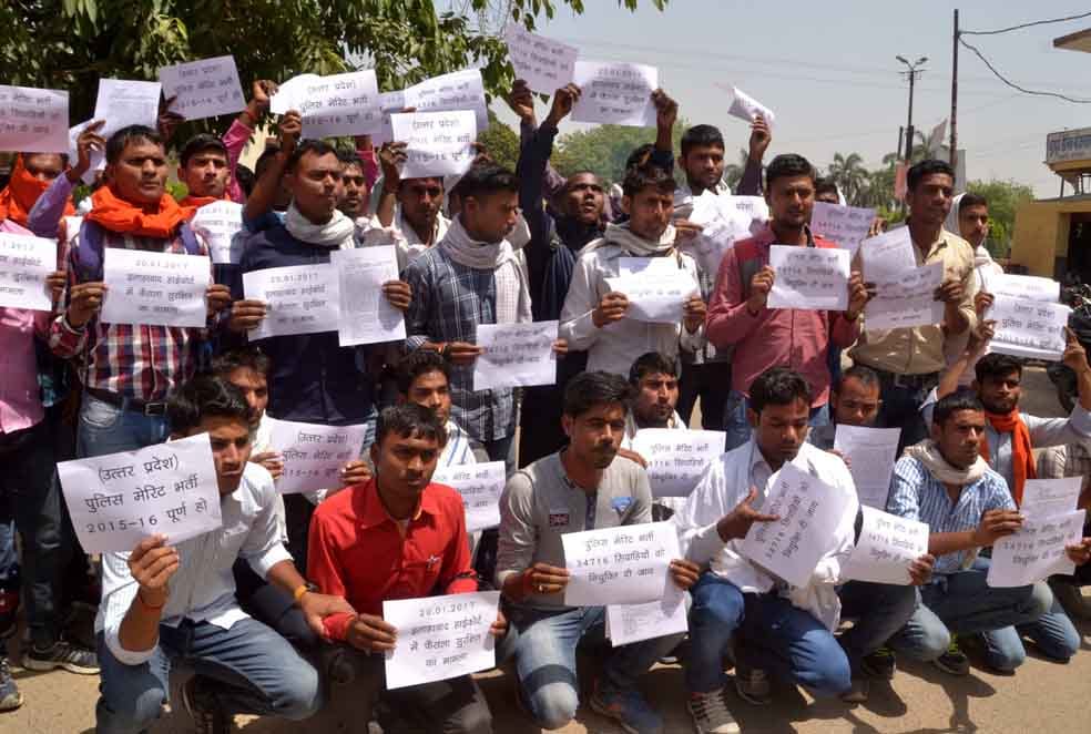 people protest for remove stay on police service joining