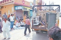 officers not comes to accept application, workers stop the road